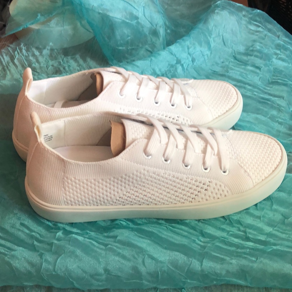 Marc Fisher sneaker NEW